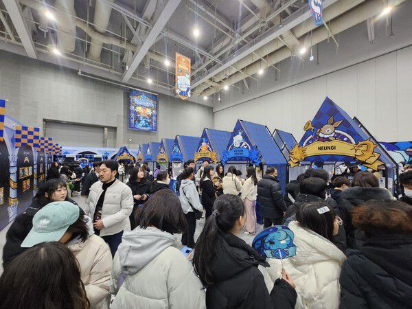 - 2차 창작 부스의 인기도 대단하다