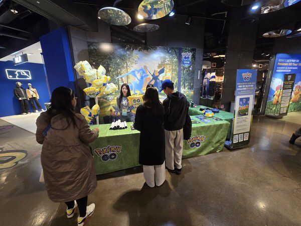 - 이벤트 참여 경품은 현대백화점 안 스타벅스 근처에서 교환한다