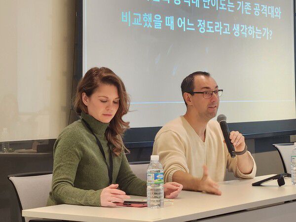 - 인터뷰 중인 모건 데이 디렉터의 모습