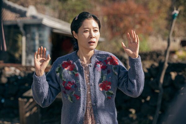 엄마가 된 애순 역을 맡은 문소리. 사진=넷플릭스