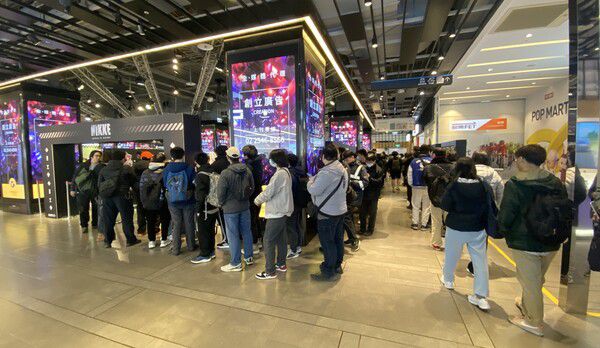 - 오픈 시간이 가까워지자 수많은 방문객이 대기열을 이뤘다