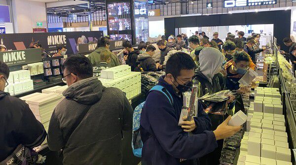 - "모두들 원하는 굿즈를 구매하길"