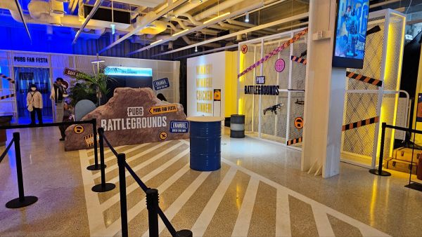 - 내부에 마련된 배틀그라운드 테마의 휴식 공간