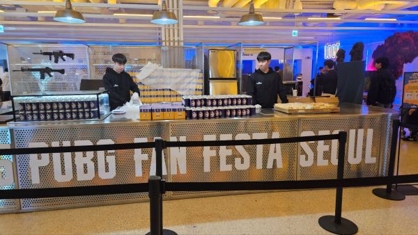 - 체험형 콘텐츠를 즐기느라 지친 팬들을 위한 카페도 마련됐다