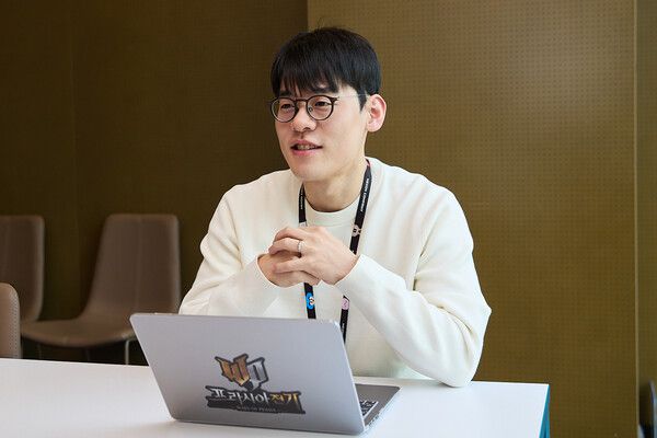 - 직접 게임을 즐기며 스탠더들과 동일한 시점에서 호흡하는 임 디렉터