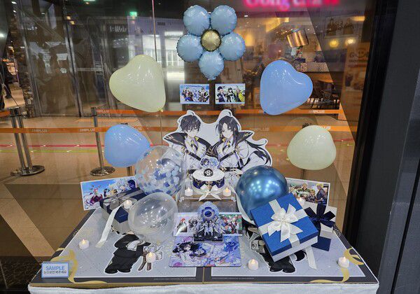 - 판매 중인 굿즈, 생일 일러스트, 케이크로 꾸며 놓은 5주년 생신상(?)