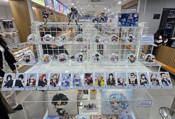 - 캔뱃지와 트레이딩카드, 아크릴 스탠드, 쿠션 등 굿즈 전시 중