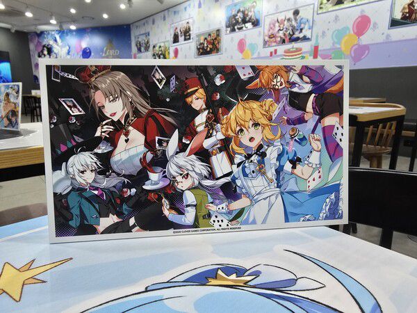 - 테이블 위에는 월별 엽서 일러스트를 전시 중