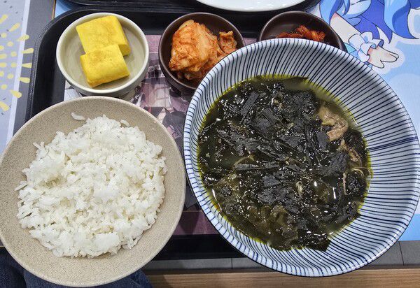 - 미역국에 계란말이, 김치, 무말랭이가 맛이 없을 리 없지