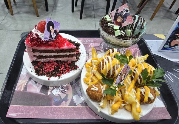 - 브랜든 딸기 케이크는 좀 달달한 편이고, 치즈 볼과 감자 튀김은 언제나 옳다