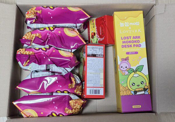 - 꿀꽈배기 5개, 닭다리, 린도볼 초콜릿, 장패드, 스티커 구성이다