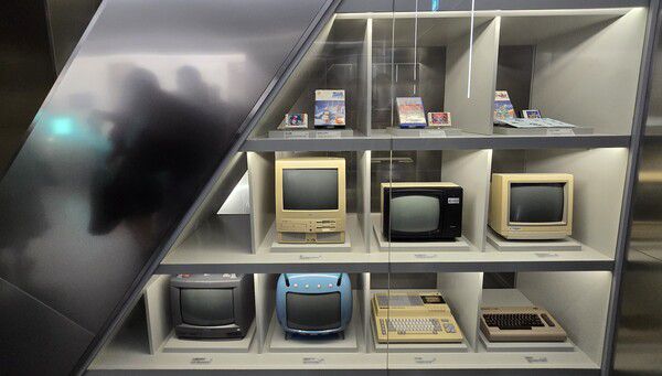 - 보이는 수장고는 후면도 관람 가능하다