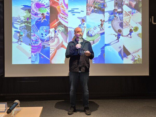 - 유니티 로드맵을 발표하는 애덤 스미스 SVP