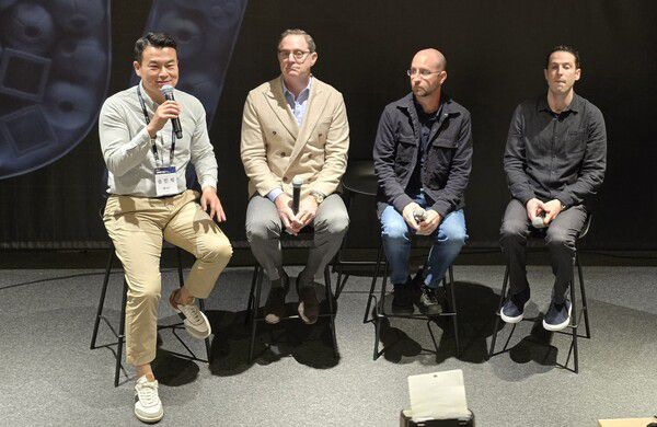 - 좌측부터 송민석 유니티 코리아 대표, 맷 브롬버그 CEO, 애덤 스미스 SVP, 트레버 캠벨 광고 사업부 총괄