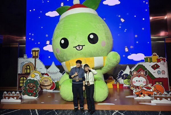 - 로스트아크 윈터 뮤지엄에서 거대 모코코와 사진을 찍는 이용자