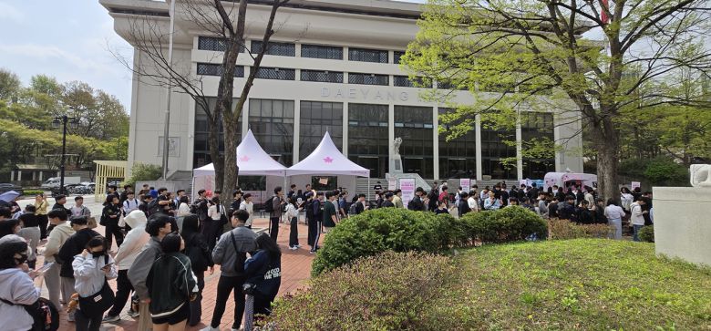 - 시간이 지날수록 더 많은 사람이 모였다