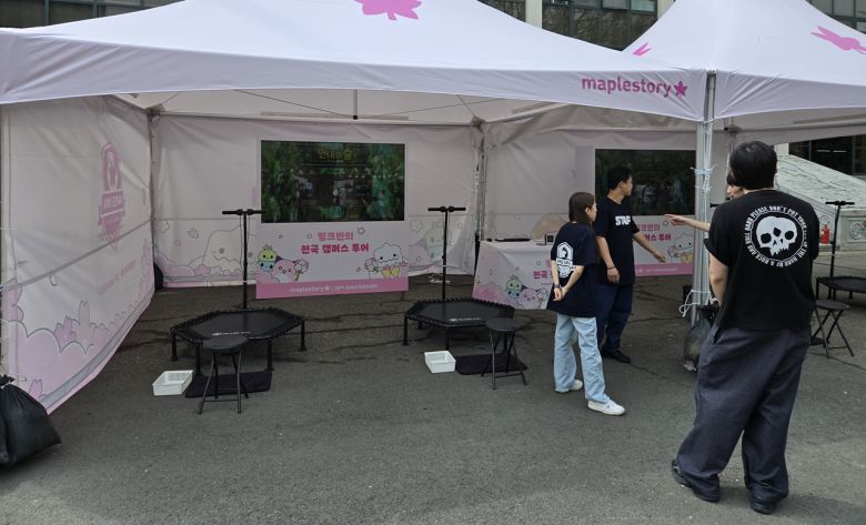 - 안전하고 즐거운 행사를 위해 철저하게 점검하는 운영진들