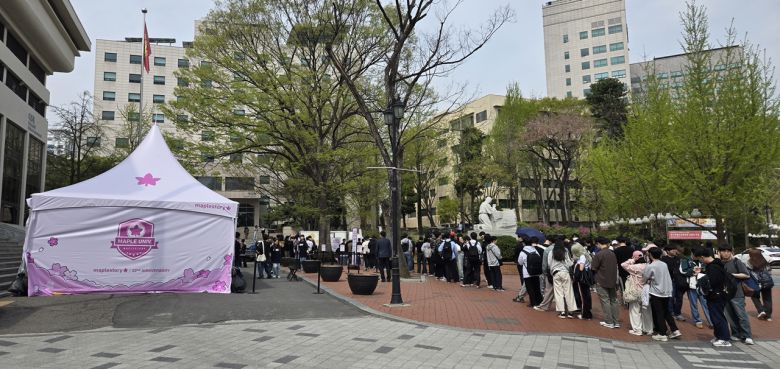 - 오픈 전부터 많은 인파가 행사장 앞에서 대기했다