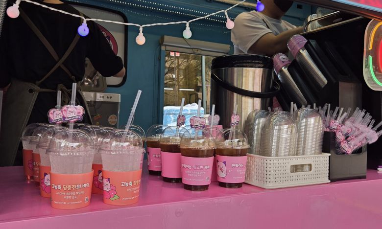 - 귀여운 핑크빈 컵홀더가 음료를 더 맛있게 만들었다