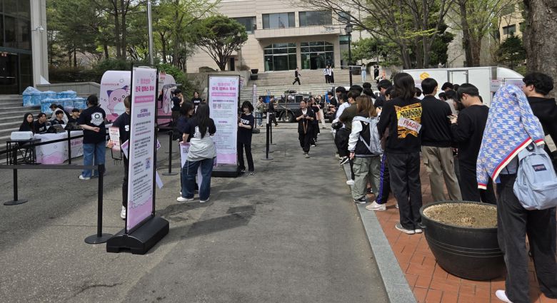 - 11시가 되자마자 행사가 진행됐다