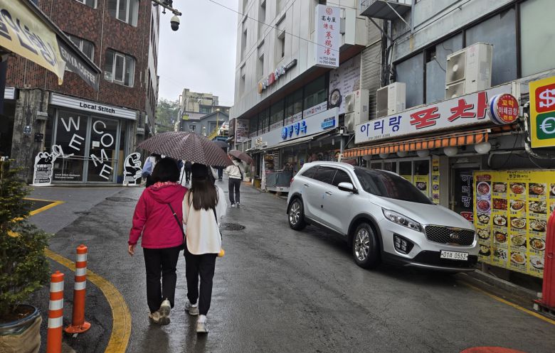 - 회현역에서 500m 정도 걸어가면 만날 수 있는 백범 광장