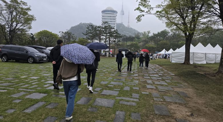 - 백범 광장 입구