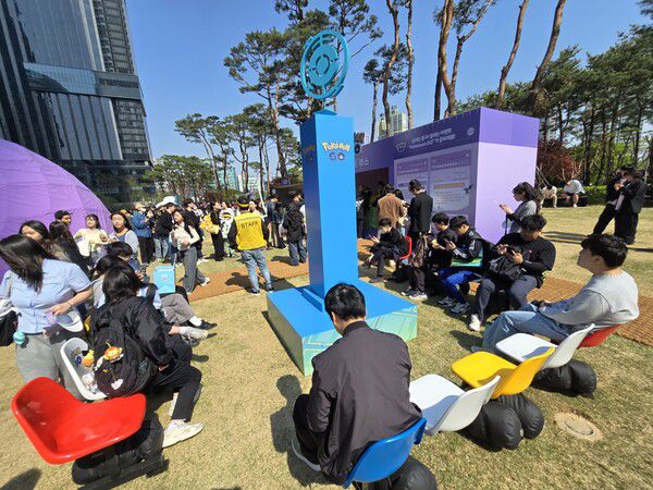 - 메타몽을 잡기 위해 정각 대기하는 트레이너들