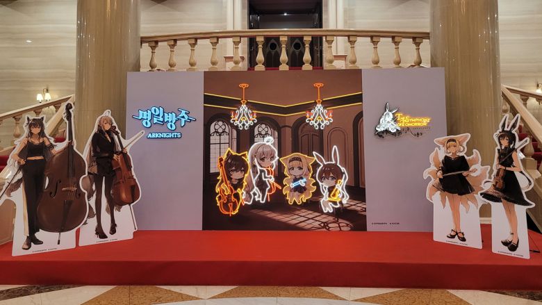 - 건물 안으로 들어오면 주역들과 사진을 찍을 수 있는 기회가 주어진다.