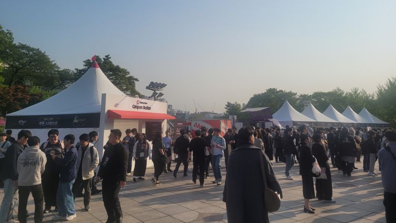 - 오케스트라를 보기 위해서 많은 박사가 한 자리에 모였다.