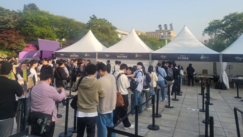 - 박사님들이 기념 굿즈를 사기 위해 줄을 서고 있었다.