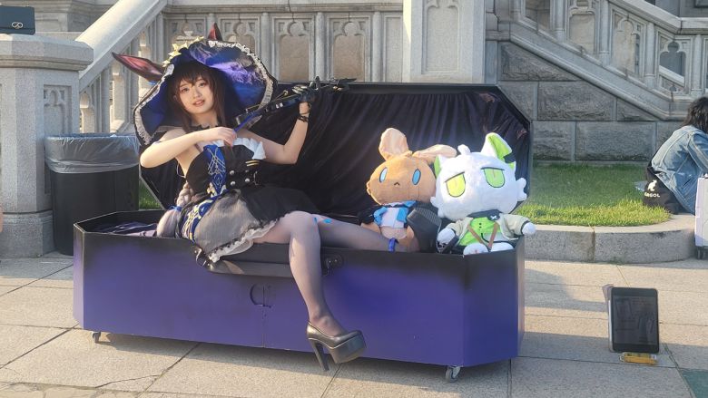 - 아미야가 길거리에서 버스킹을 하고 있다