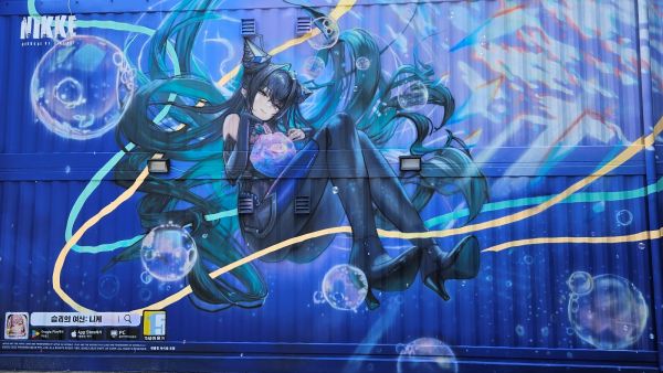 - 리틀 머메이드를 상징적으로 담아낸 대형 아트워크