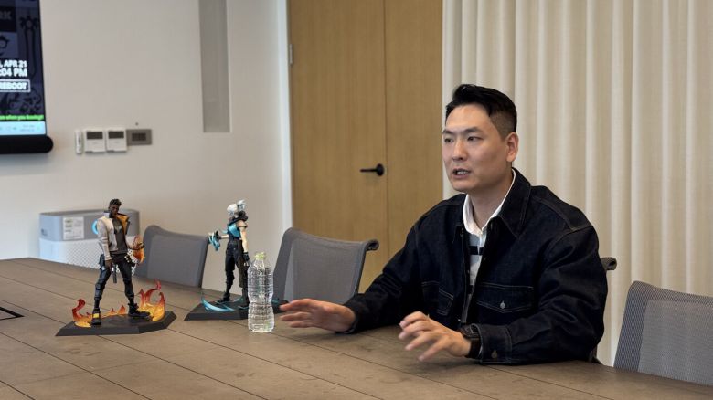 - 인터뷰 중인 신 총괄의 모습