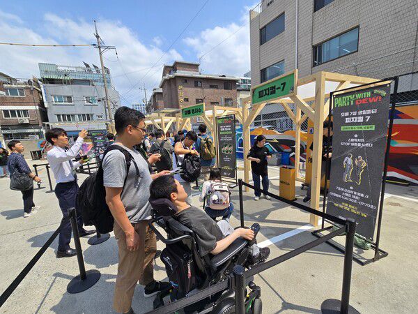 - 야외 부스에서 여러 체험 이벤트 참여가 가능하다