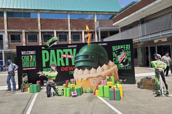 - 거대 헬멧 케이크와 선물 상자로 가득한 포토 존