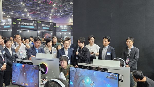 - 네오위즈 부스를 방문한 김동연 경기도지사