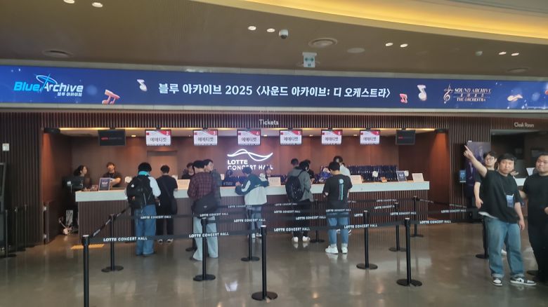 - 하루나가 알려준 방향을 보면 티켓을 수령 중인 선생님들이 있다