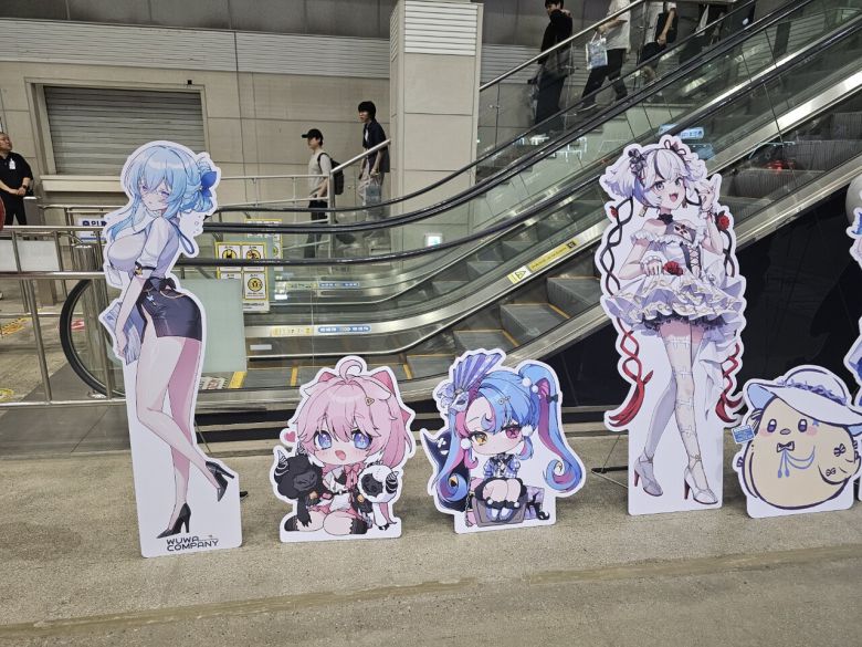 - 입장 공간 바로 옆에 있는 팜플렛