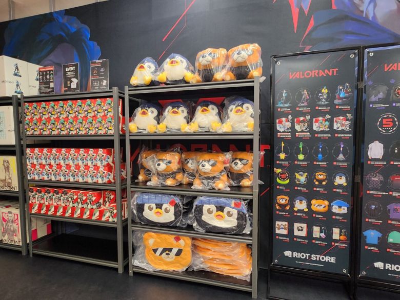 - 팝업하면 굿즈 스토어도 빼놓을 수 없다