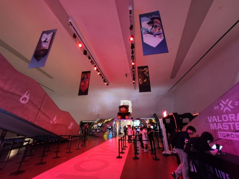 - 팝업 천장에는 그동안 출시된 플레이어 카드가 걸려있다