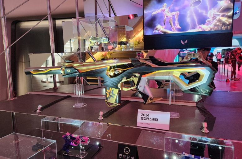 - 2023 챔피언스 밴달을 포함해 발로란트 총기 모형이 전시돼 있다