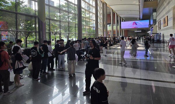 - 행사장 입구가 보이지 않을 정도로 길다