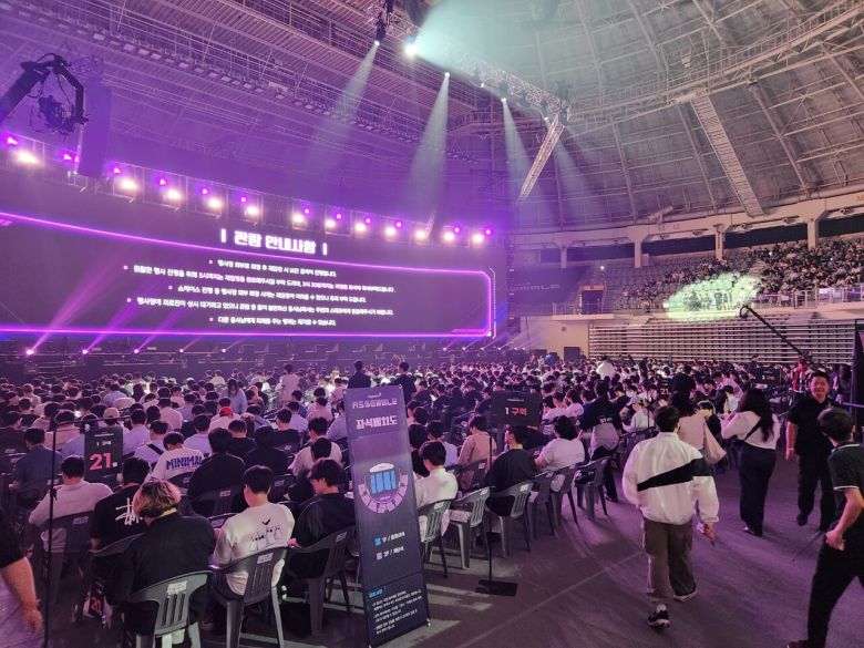 - 2시밖에 안 됐는데 이미 좌석을 가득 메웠다