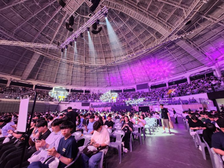 - 2층까지 관람객들로 가득찬 모습이다