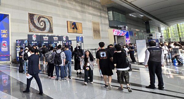 - 안내원들의 지시에 따라 질서 있게 대기표를 받았다