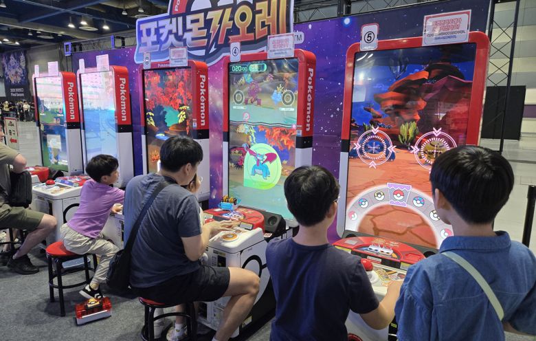 - 포켓몬가오레를 함께 즐기는 아버지와 딸