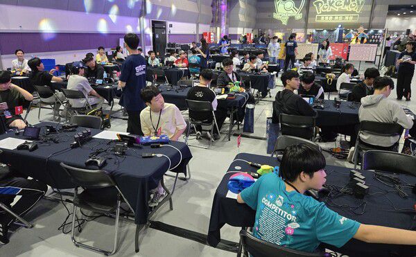 - 메인 스테이지 대결을 유심히 지켜보는 선수들