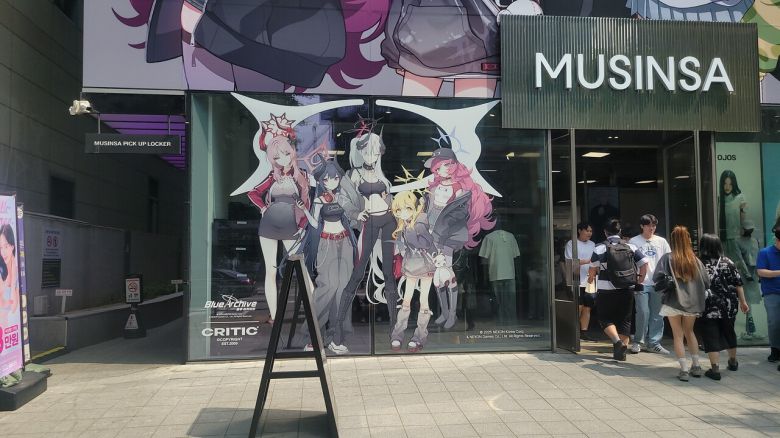 - 일반 매장 이용객들은 자유롭게 출입이 가능하다.