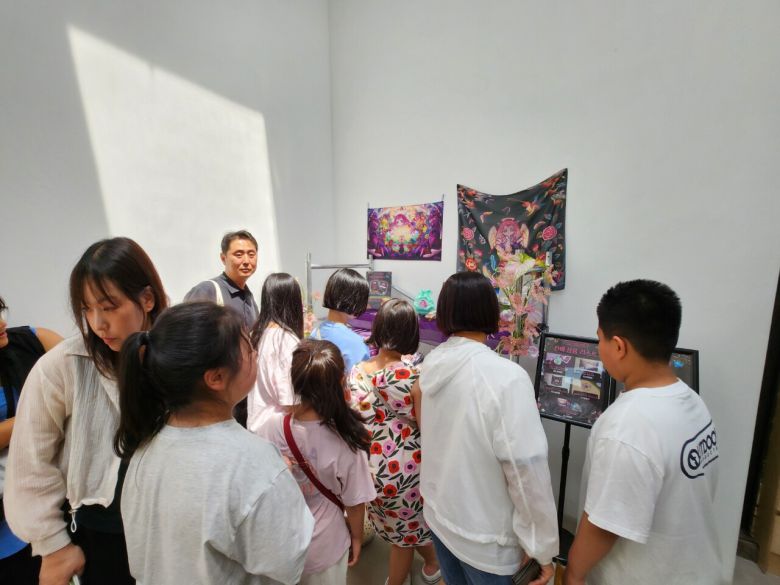 - 굿즈를 구매하기 위해 많은 방문객들이 몰렸다