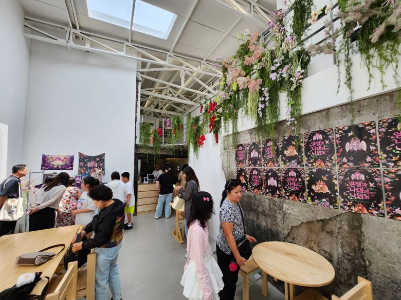 - 카페 내부는 화사한 분위기로 꾸며졌다